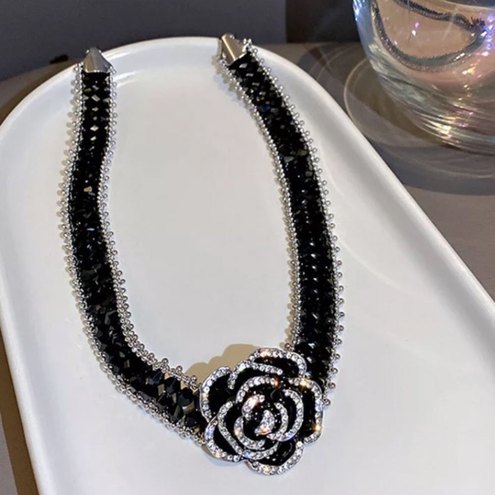 🌟 Gorgeous Black Rhinestone Two Tone Chain Necklace Camellia Choker - Picture 4 of 5